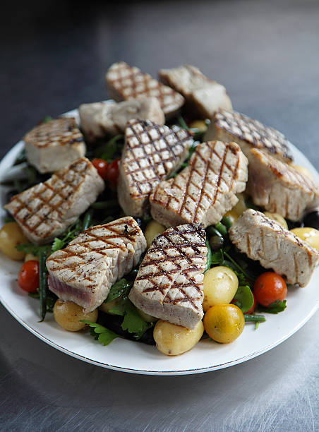 salada de atum grelhado - tuna steak tuna salad tomato - fotografias e filmes do acervo