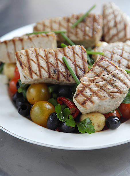 salada de atum grelhado - tuna steak tuna salad tomato - fotografias e filmes do acervo