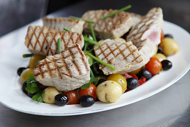 salada de atum grelhado - tuna steak tuna salad tomato - fotografias e filmes do acervo