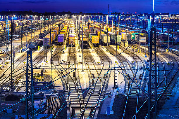 駅、サンセット - shunting yard freight train cargo container railroad track ストックフォトと画像