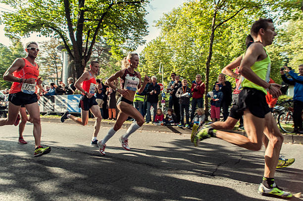 shalane flanagan at 41st bmw marathon de berlin 2014 - course à pied photos et images de collection