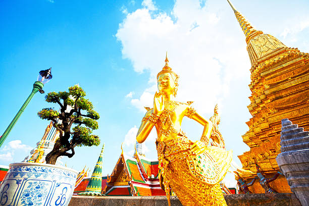 istock Golden Thai guard and sculpture 525643043