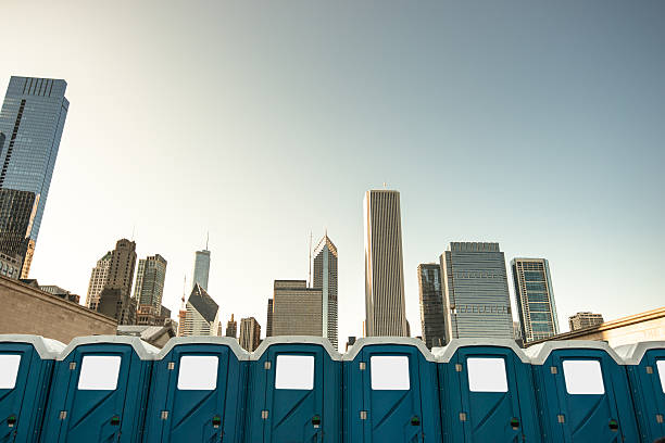 Chicago skyline with public toilets Chicago skyline millennium park stock pictures, royalty-free photos & images