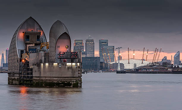 barriera del tamigi, londra - millennium dome foto e immagini stock