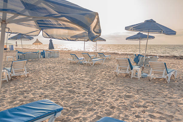 Spiaggia Mediterraneo durante il tramonto sull'isola di Kos, alfabeto greco - foto stock