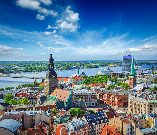 空から見たリガセンターからセントピータズ教会,latvia - ラトビア ストックフォトと画像