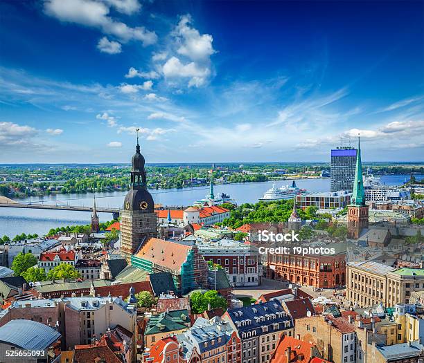 Foto de Vista Aérea De Riga Centro Da Igreja De São Pedro Letônia e mais fotos de stock de Riga