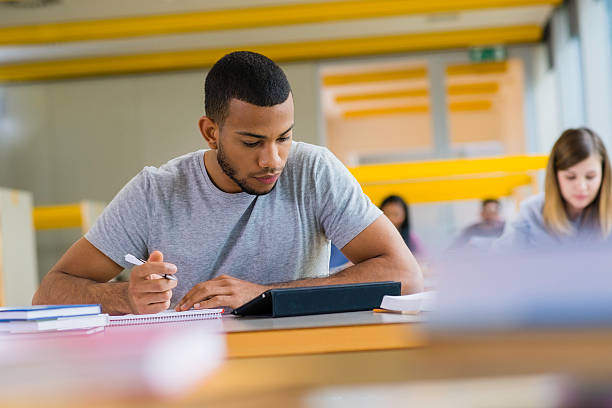 studenti che studiano in libreria - library student latin american and hispanic ethnicity university foto e immagini stock