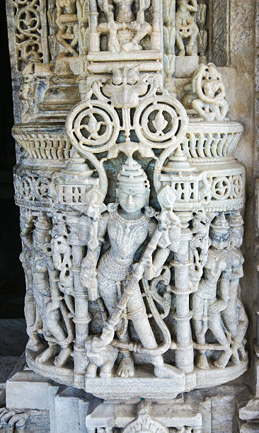 Coluna de mármore branco no templo jaina, Ranakpur, Índia-Vertica - foto de acervo