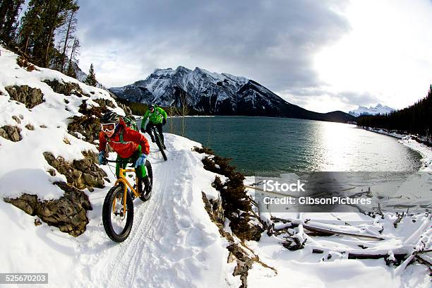 Snowbiking Paar Stockfoto und mehr Bilder von Winter - Winter, Radfahren, Schnee