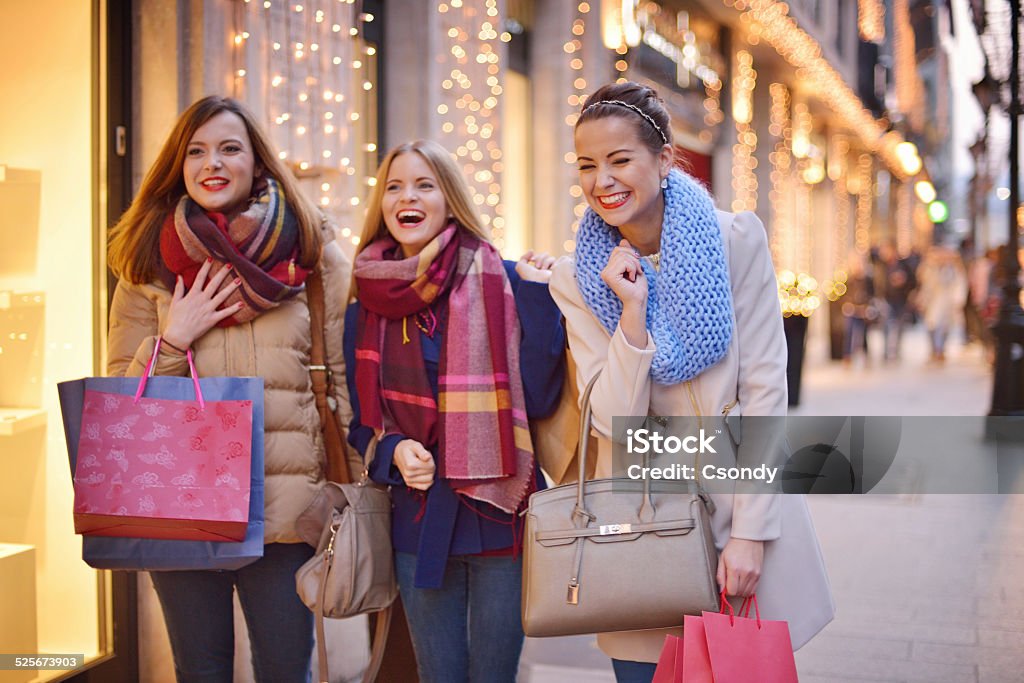 Junge Frauen shopping zusammen - Lizenzfrei Einzelhandel - Konsum Stock-Foto