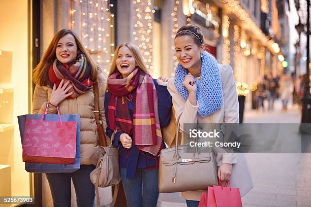 Junge Frauen Shopping Zusammen Stockfoto und mehr Bilder von Einzelhandel - Konsum - Einzelhandel - Konsum, Einkaufen, Winter