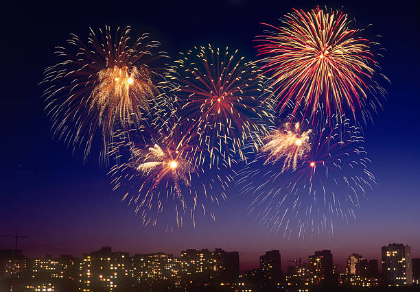 feuerwerk über der stadt. - clear sky flash stock-fotos und bilder