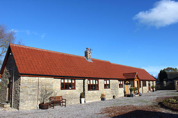 immagine del vecchio fienile conversione house/bungalow, convertito stables/outbuilding - home addition roof tile building activity wood foto e immagini stock