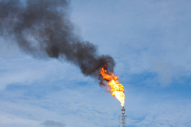 smokestack escorrer o óleo e gás combustível no ar - propylene imagens e fotografias de stock