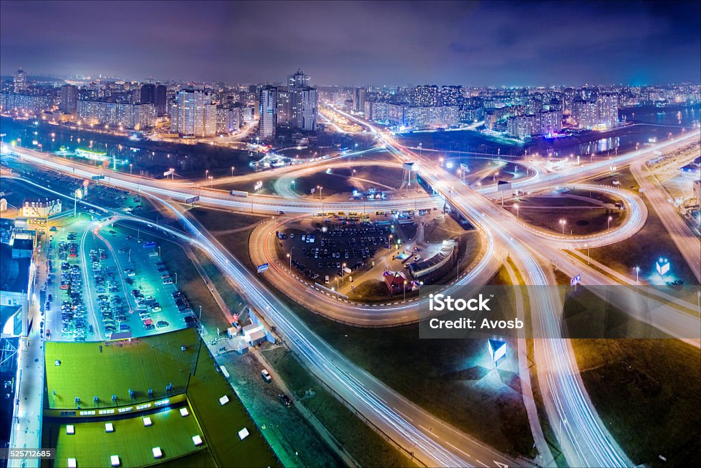 La carretera en la ciudad por la noche, nadie, high point - Foto de stock de Desarrollo libre de derechos