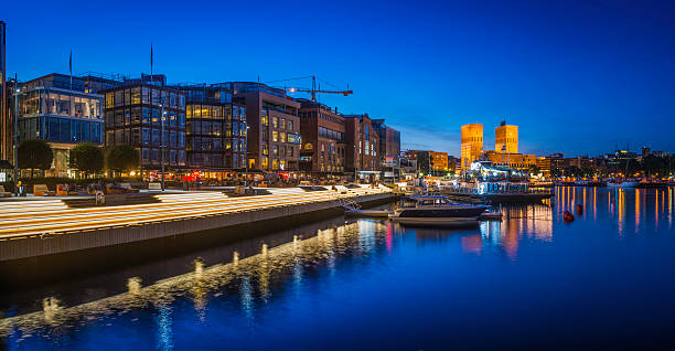 olso 照明付きハーバーのウォーターフロントレストラン aker brygge アパートメントパノラマノルウェー - moored nautical vessel people traveling famous place ストックフォトと画像