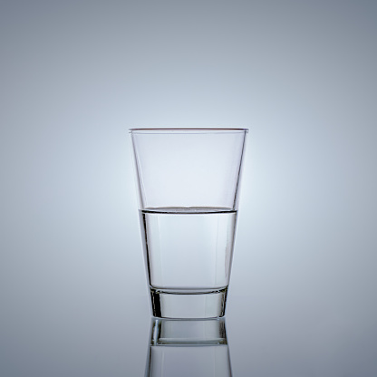 Medio vaso de agua photo