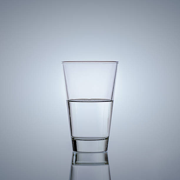 demi-verre d'eau - glass water half full empty photos et images de collection