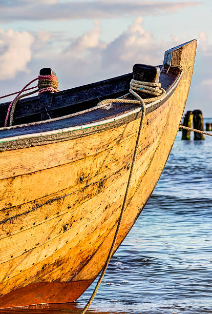 barco de pesca pequeña de madera - sailing ship shipping beached industrial ship fotografías e imágenes de stock