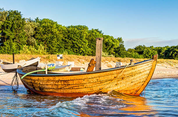 barco de pesca pequeña de madera - sailing ship shipping beached industrial ship fotografías e imágenes de stock