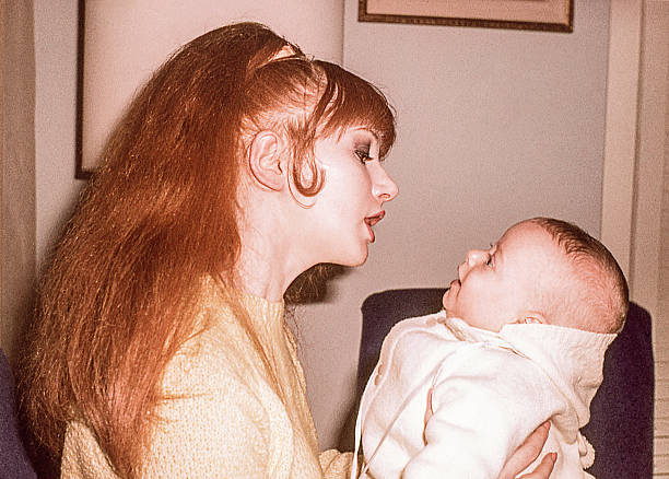 mamãe e bebê - 1960s style image created 1960s retro revival family - fotografias e filmes do acervo
