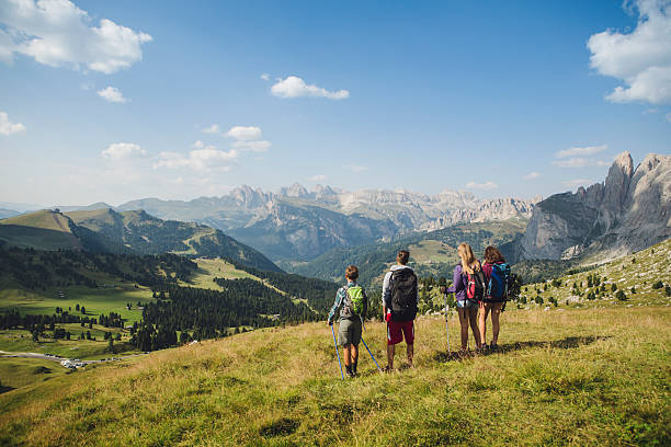 abenteuer in den dolomiten im sommer - alto adige summer travel destinations vacations stock-fotos und bilder