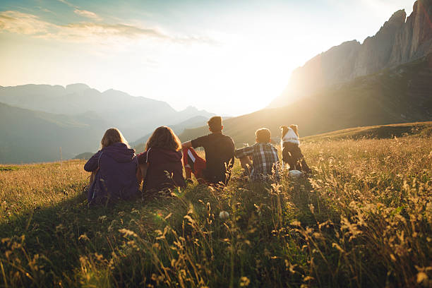 abenteuer in den dolomiten mit hund - alto adige summer travel destinations vacations stock-fotos und bilder