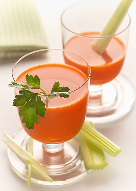 Recién zumo de zanahoria - foto de stock
