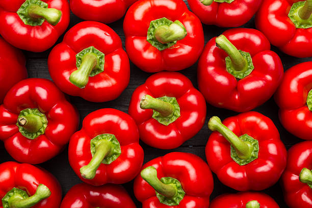 peperoni rossi sfondo completo telaio - peperone rosso foto e immagini stock