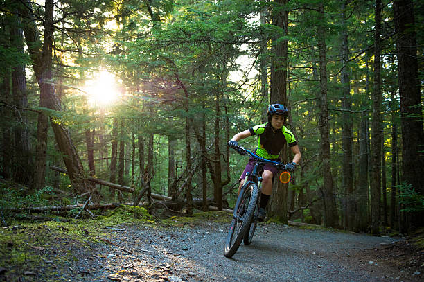 mountain bike femminile - cycling teenager action sport foto e immagini stock