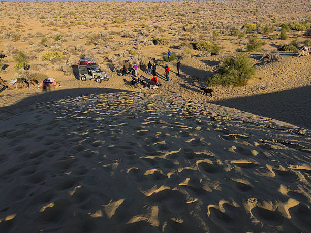 朝の砂漠 - india campfire desert camel ストックフォトと画像