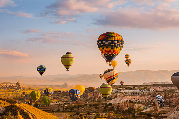 balão de ar, a turquia cappadocia - inflating balloon blowing air imagens e fotografias de stock