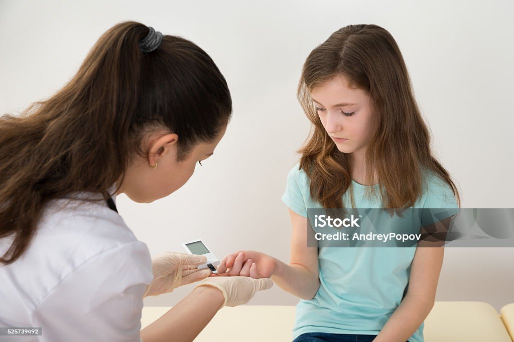 Arzt messen den Blutdruck Zucker-Mädchen - Lizenzfrei Diabetes Stock-Foto