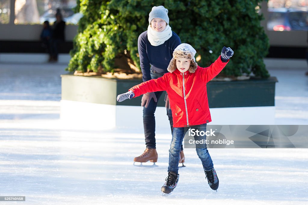 Pattinaggio su ghiaccio di famiglia - Foto stock royalty-free di Famiglia