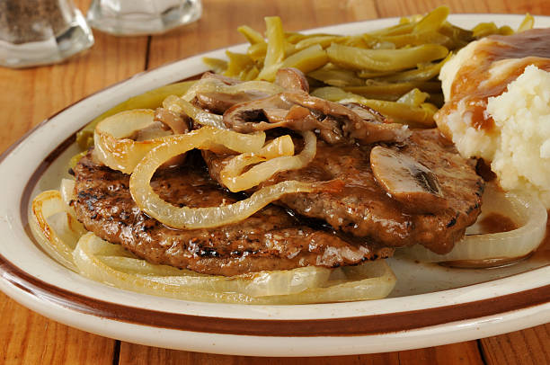 стейк солсбери с луком - salisbury steak стоковые фото и изображения