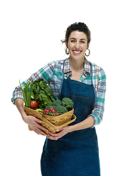 offenes lächeln farmer halten korb mit gemüse - toothy smile isolated on white 20s young women stock-fotos und bilder