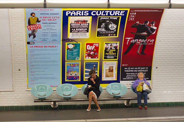 deux femmes attente pour le métro de paris et de métro - pub metro paris photos et images de collection