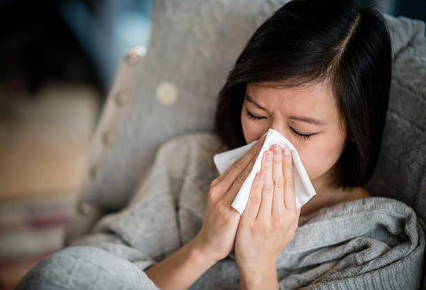 mujer con la gripe - sneezing tissue young adult cold fotografías e imágenes de stock