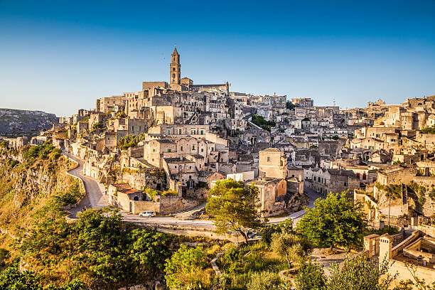 la antigua ciudad de matera en sunrise, basilicata, italia - matera fotografías e imágenes de stock