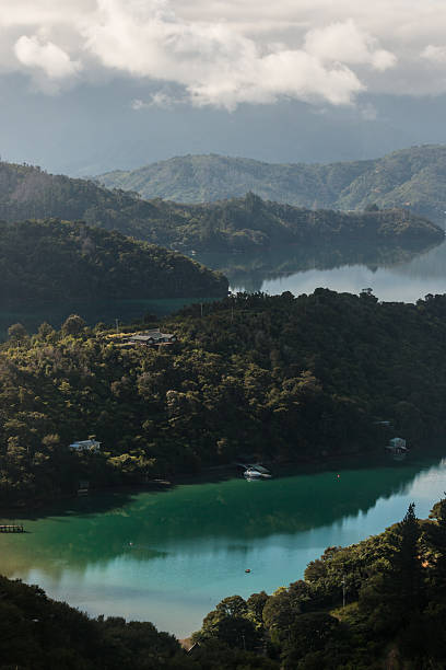 vista aérea das baías de queen charlotte sound - queen charlotte sound imagens e fotografias de stock