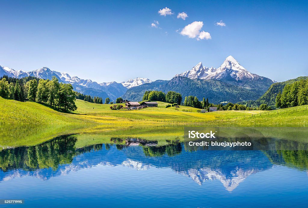 Idyllische Sommer Landschaft mit See in den Alpen Berge - Lizenzfrei Berg Stock-Foto