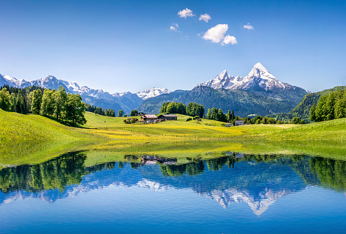 Encantador paisaje de verano del lago de montaña en el área de los Alpes photo