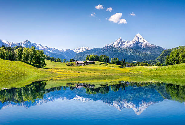 sielanka lato krajobraz z góry jezioro w alpach - mountain panoramic european alps landscape zdjęcia i obrazy z banku zdjęć