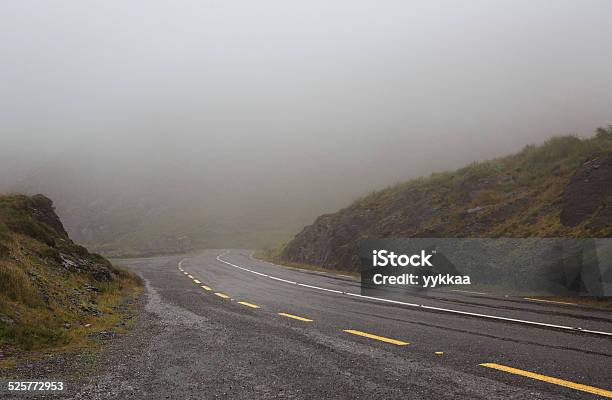 Strada Di Montagna Nella Nebbia - Fotografie stock e altre immagini di Anello di Kerry - Anello di Kerry, Composizione orizzontale, Cultura irlandese