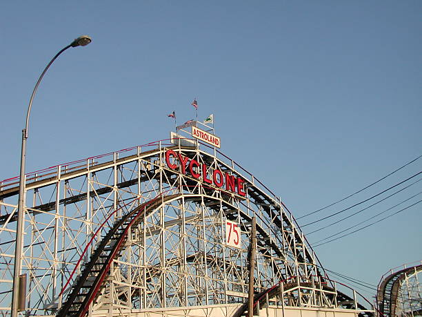 the cyclone auf coney island, new york city - cyclone stock-fotos und bilder