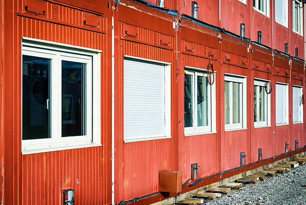 caravane récipient - modular home interior residential structure housing development photos et images de collection