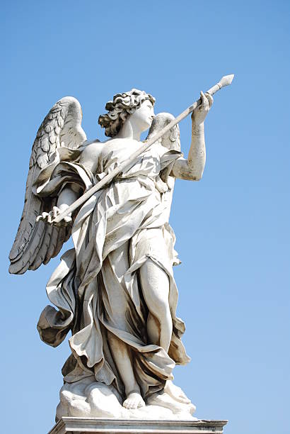 la estatua del ángel bernini con cruce el puente de sant'angelo - bernini castel fort tiber river fotografías e imágenes de stock