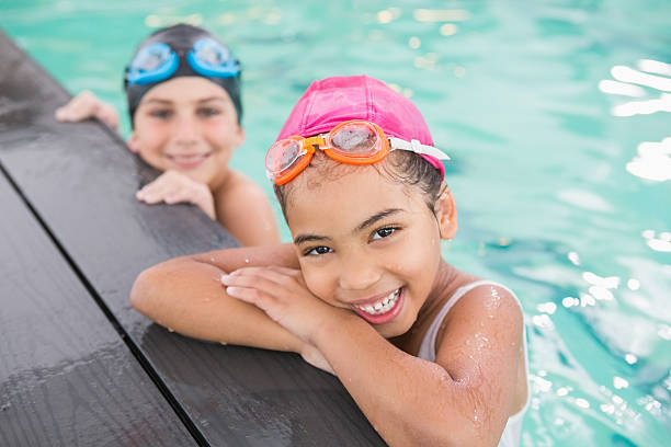 ładny klasy pływania w basenie. - swimming child swimming pool indoors zdjęcia i obrazy z banku zdjęć