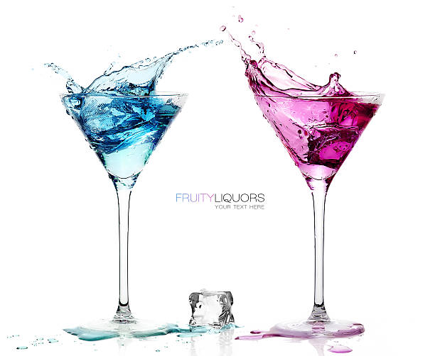 verres de martini éclaboussures avec un cocktail fruité. modèle de design - dry vermouth photos et images de collection